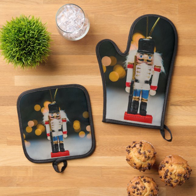 SlipperyJoe's Christmas classic nutcracker ornamen Oven Mitt & Pot Holder Set (Top Down)