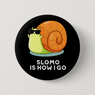 Slomo Is How I Go Funny Snail Pun Dark BG 6 Cm Round Badge