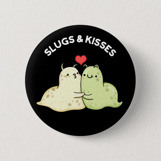 Slugs And Kisses Funny Slug Pun Dark BG 6 Cm Round Badge (Front)