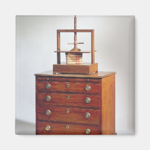 Small Mahogany chest of drawers by Sheraton Magnet