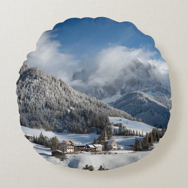 Small village with Dolomites mountains in the snow Round Cushion (Front)