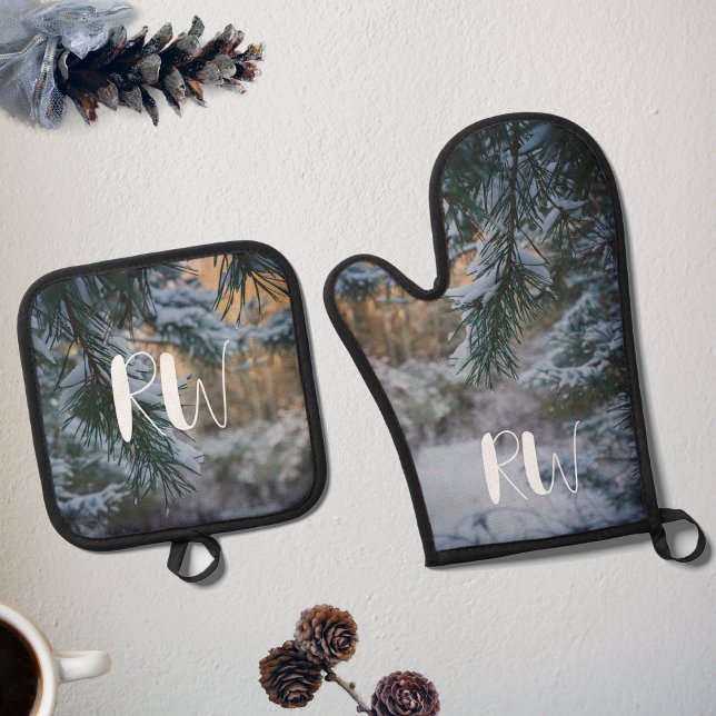Snow-covered pine branches oven mitt & pot holder set (Creator Uploaded)
