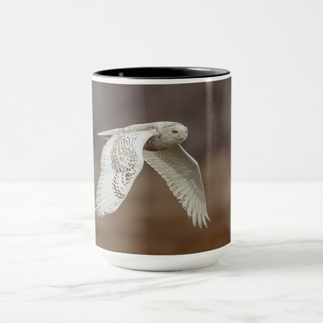 Snowy owl in flight mug (Center)