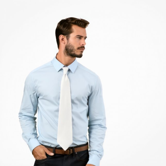 Solid White Tie (Man wears a slid white tie.
)