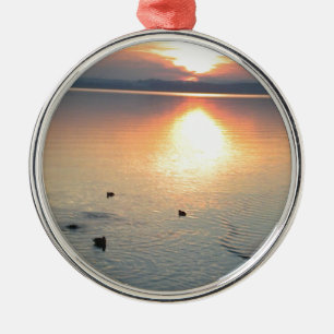 Sonnenuntergang am See mit Enten Metal Ornament