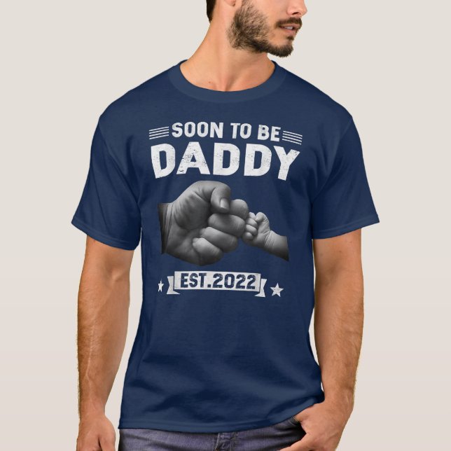 Soon To Be Daddy Est 2022 Retro Fathers Day New T-Shirt (Front)