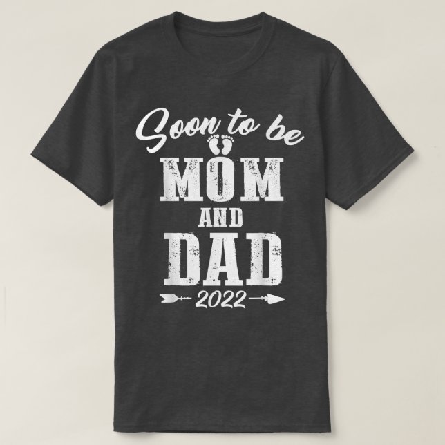 Soon To Be Mom and Dad 2022 Pregnancy Matching Bab T-Shirt (Design Front)