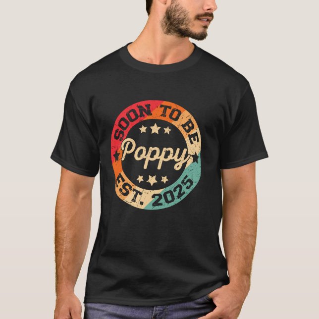 Soon To Be Poppy Est 2025 Pregnancy Announcement D T-Shirt (Front)