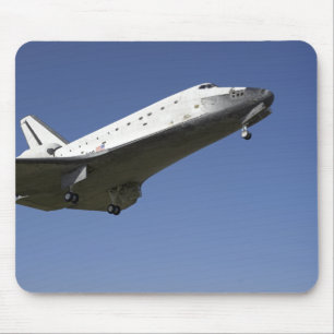 Space shuttle Atlantis approaching Runway 33 2 Mouse Pad