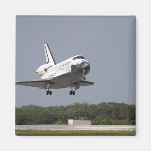 Space Shuttle Discovery approaches landing 2 Magnet