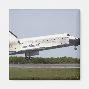 Space Shuttle Discovery approaches landing 4 Magnet