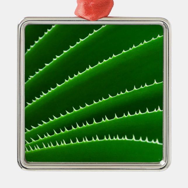 Spiky Green Leaf Pattern Metal Tree Decoration (Front)