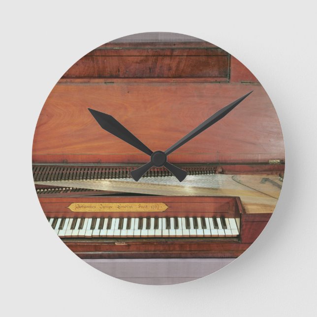 Square piano, 1767 (photo) round clock (Front)