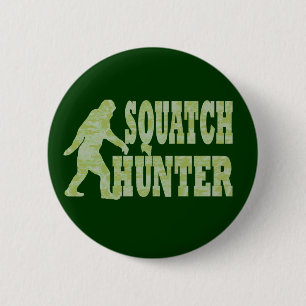 Squatch hunter on camouflage 6 cm round badge