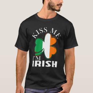 St Patrick Day Funny Kiss Me I'm Latvian Clover Gi T-Shirt