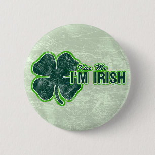 St. Patrick’s ‘Kiss Me’ Shamrock Grunge 6 Cm Round Badge