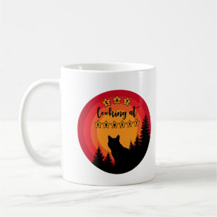 Stehende schwarze Katze schaut auf Sonnenuntergang Coffee Mug