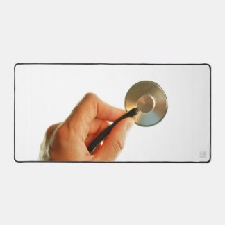 Stethoscoop in een hand voor een ziekenhuis sfeer. desk mat