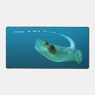 Stingray in motion! Gradient blue background | Desk Mat