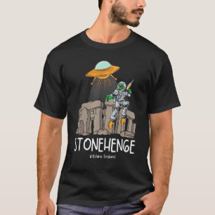 Stonehenge England Souvenir   Aliens & Flying Sauc T-Shirt