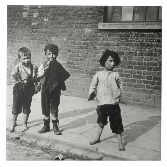 Street urchins in Lambeth (b/w photo) Tile (Front)