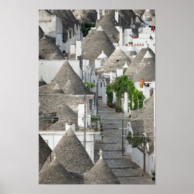 Street with trulli houses in Alberobello, Puglia Poster (Front)
