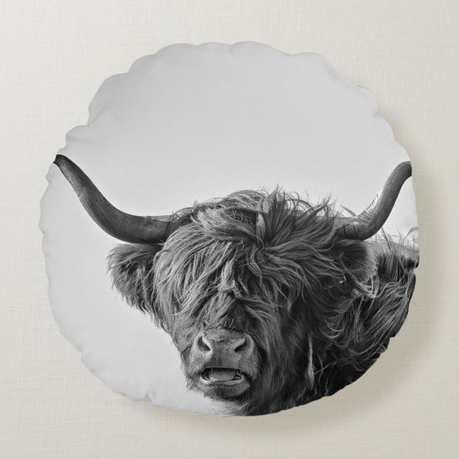 Sturdy highland cow in monochrome round cushion (Front)