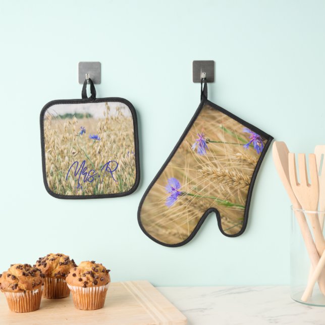 Summer wheat field with blue cornflowers oven mitt & pot holder set (Insitu(Hanging))