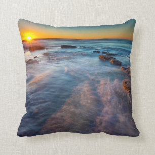 Sun rays illuminate the Pacific Ocean Cushion
