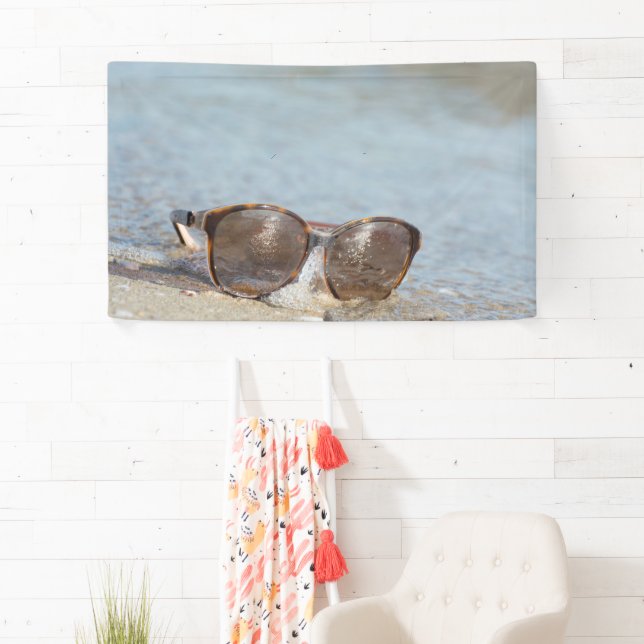 Sunglasses on the beach banner (Insitu)