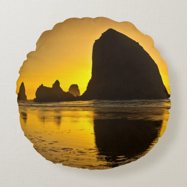 Sunset, Cannon Beach, Oregon, USA Round Cushion (Front)
