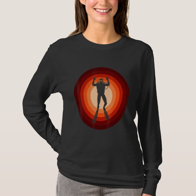 Sunset Diver Design Of I Dive Deep Retro Circle Te T-Shirt (Front)