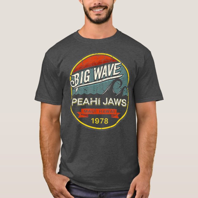 Surfing Hawaii Peahi Jaws Maui Hawaii Retro T-Shirt (Front)