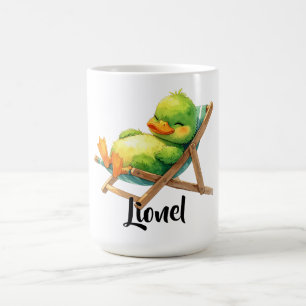 Süße grüne Ente liegt entspannt im Liegestuhl  Coffee Mug