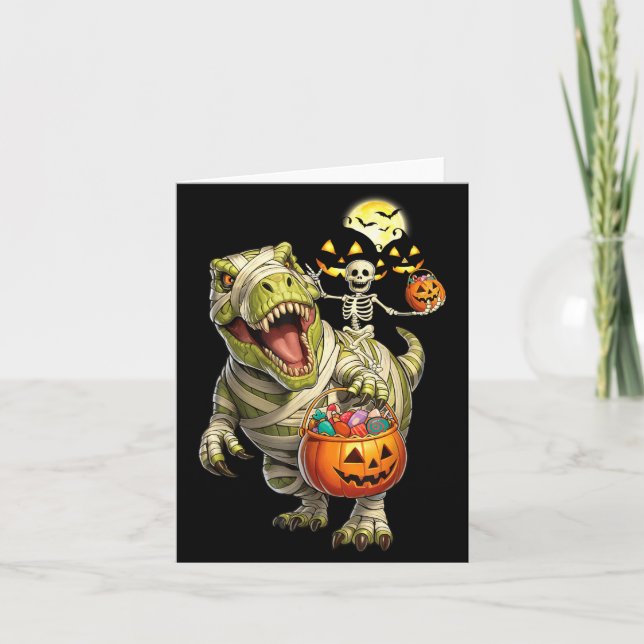 T-Rex Halloween y Ghost Skeleton Riding Mummy Card (Front)