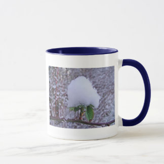 Tasse Schneehäufchen auf hübscher Pflanze Mug