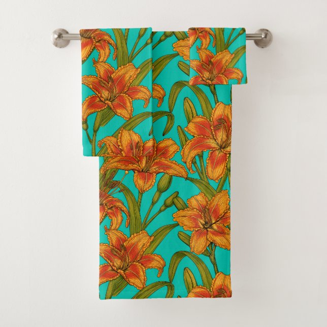 Tawny dailily flowers bath towel set (Insitu)