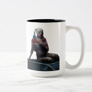 TAZA HARLEY QUINN SENTADA Two-Tone COFFEE MUG