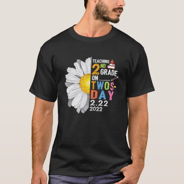 Teaching 2Nd Grade On Twosday 2-22-22 22Nd Februar T-Shirt (Front)
