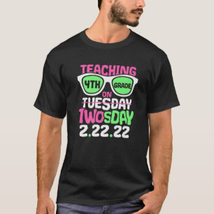 Teaching 4Th Grade On Twosday 2-22-22 22Nd Februar T-Shirt