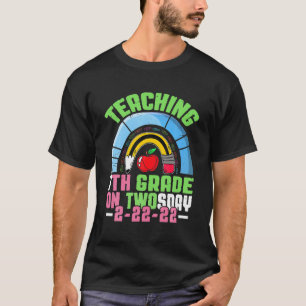 Teaching 7Th Grade On Twosday 2-22-22 22Nd Februar T-Shirt