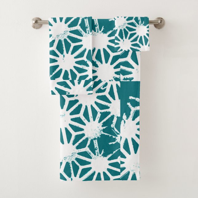 Teal and white geometric pattern bath towel set (Insitu)