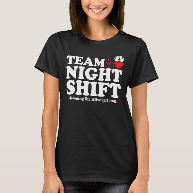 Team Night Shift Keepin Em Alive   RN LPN CAN Nurs T-Shirt (Front)