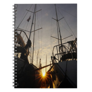 Tegenlicht bij 2 zeilboten in de haven. notebook