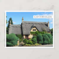 Thatched roof cottage in the Cotswolds