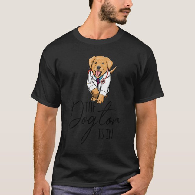 The Dogtor Is In Labrador   Women Love Doggy Docto T-Shirt (Front)