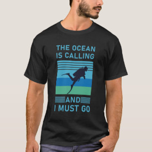 The ocean is calling and i must go - Scuba Diver T-Shirt