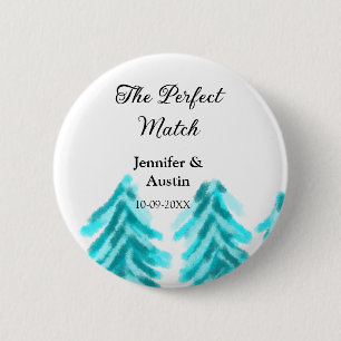 The perfect match winter blue pine tree wedding na 6 cm round badge