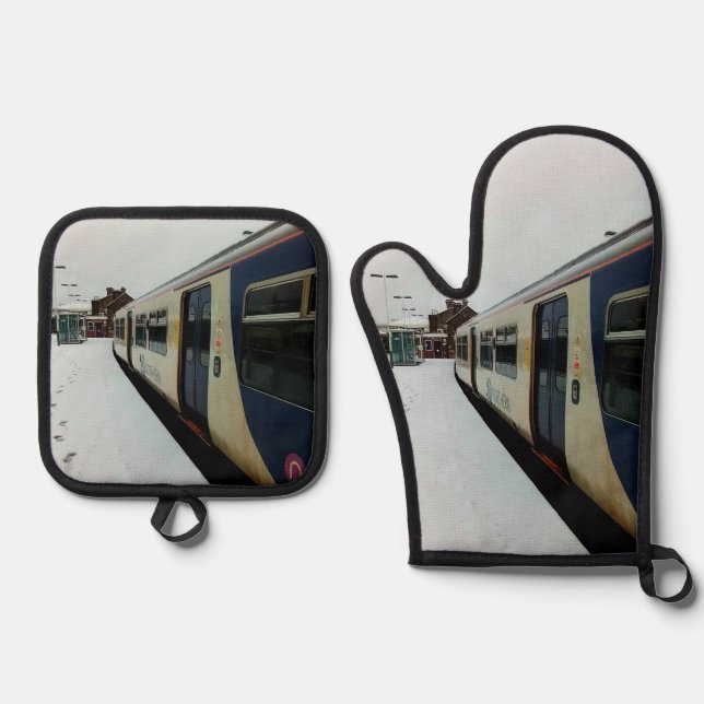 The side of the train oven mitt & pot holder set (Front)