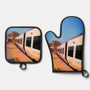 The side of the train oven mitt & pot holder set